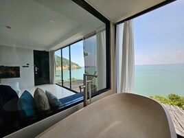 Deluxe Double or Twin Room, Sea View | Bathroom