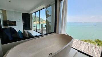 Deluxe Double or Twin Room, Sea View | Bathroom