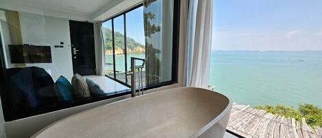 Deluxe Double or Twin Room, Sea View | Bathroom