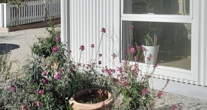 The Little Studio. Cozy and stylish! Trentham weekend couple accommodation.