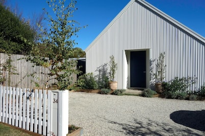 The Little Studio. Cozy and stylish! Trentham weekend couple accommodation.