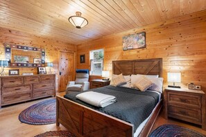 3 bedrooms, free WiFi, bed sheets - Serene Lake House | Hot Tub + Breathtaking Views! (Sagle)