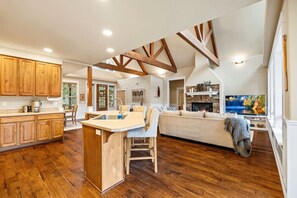 Una televisión, una chimenea