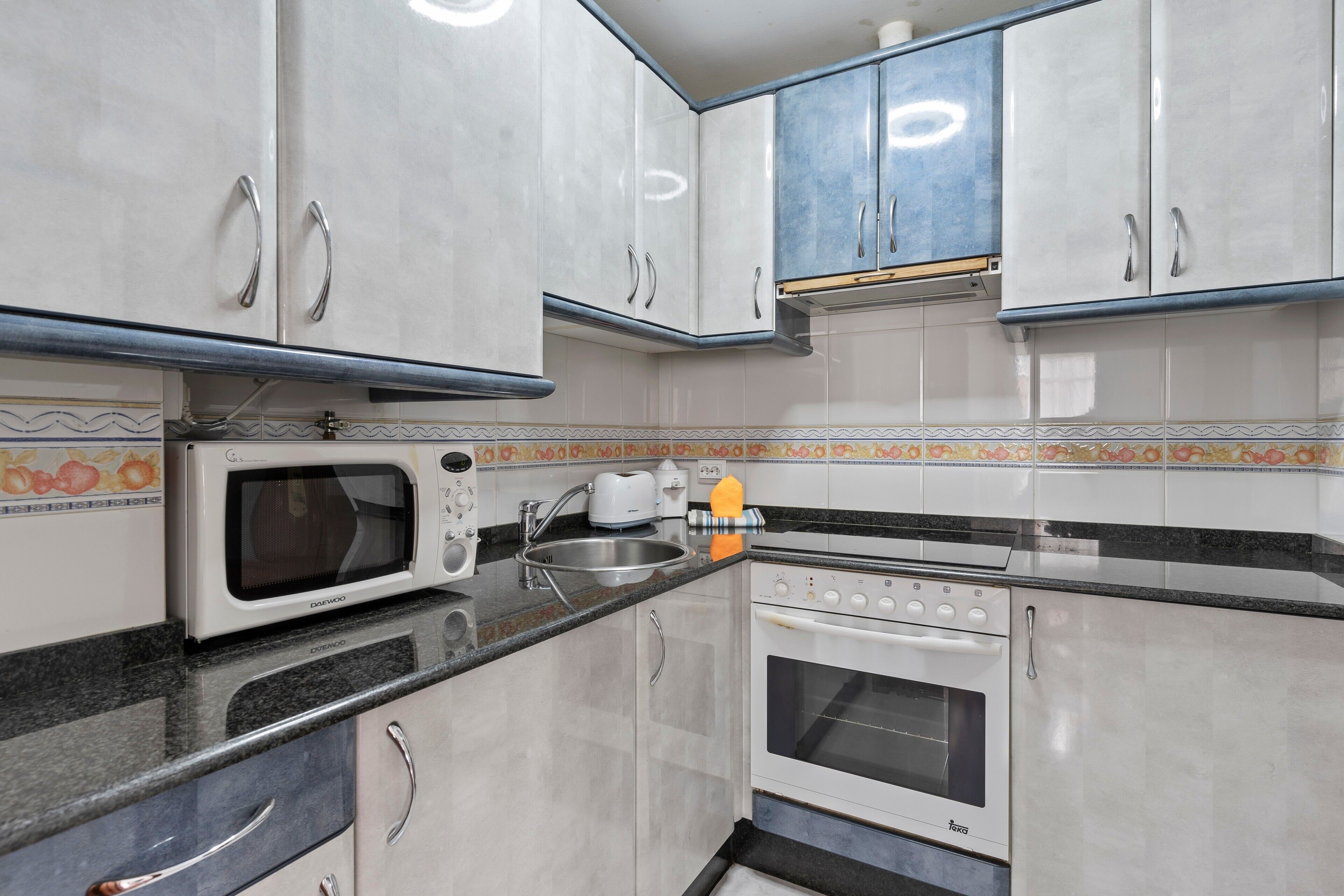 Refrigerador, microondas, horno, placa de cocina