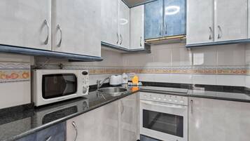 Refrigerador, microondas, horno, placa de cocina