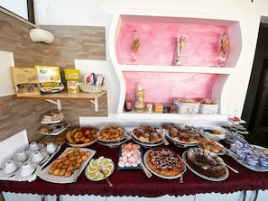 Un buffet proposant une variété de plats et d’accompagnements.