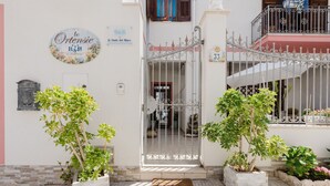 A gated entrance to a building with a sign reading 'le Ortesie B&B' and a balcony with a railing. - Bed and Breakfast 'Le Ortensie Rosa' with Shared Terrace, Wi-Fi and Air Conditioning (San Vito Lo Capo)