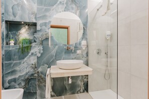 Shower, hair dryer, towels - Bed and Breakfast 'Le Ortensie Verde' with Shared Terrace, Wi-Fi and Air Conditioning (San Vito Lo Capo)