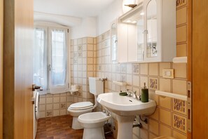 Douche, sèche-cheveux, serviettes fournies