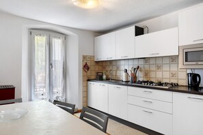 Een koelkast, een magnetron, een oven, een kookplaat