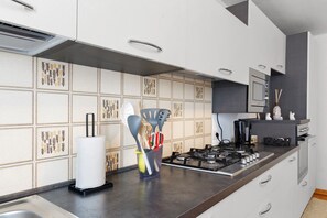 Een koelkast, een magnetron, een oven, een kookplaat