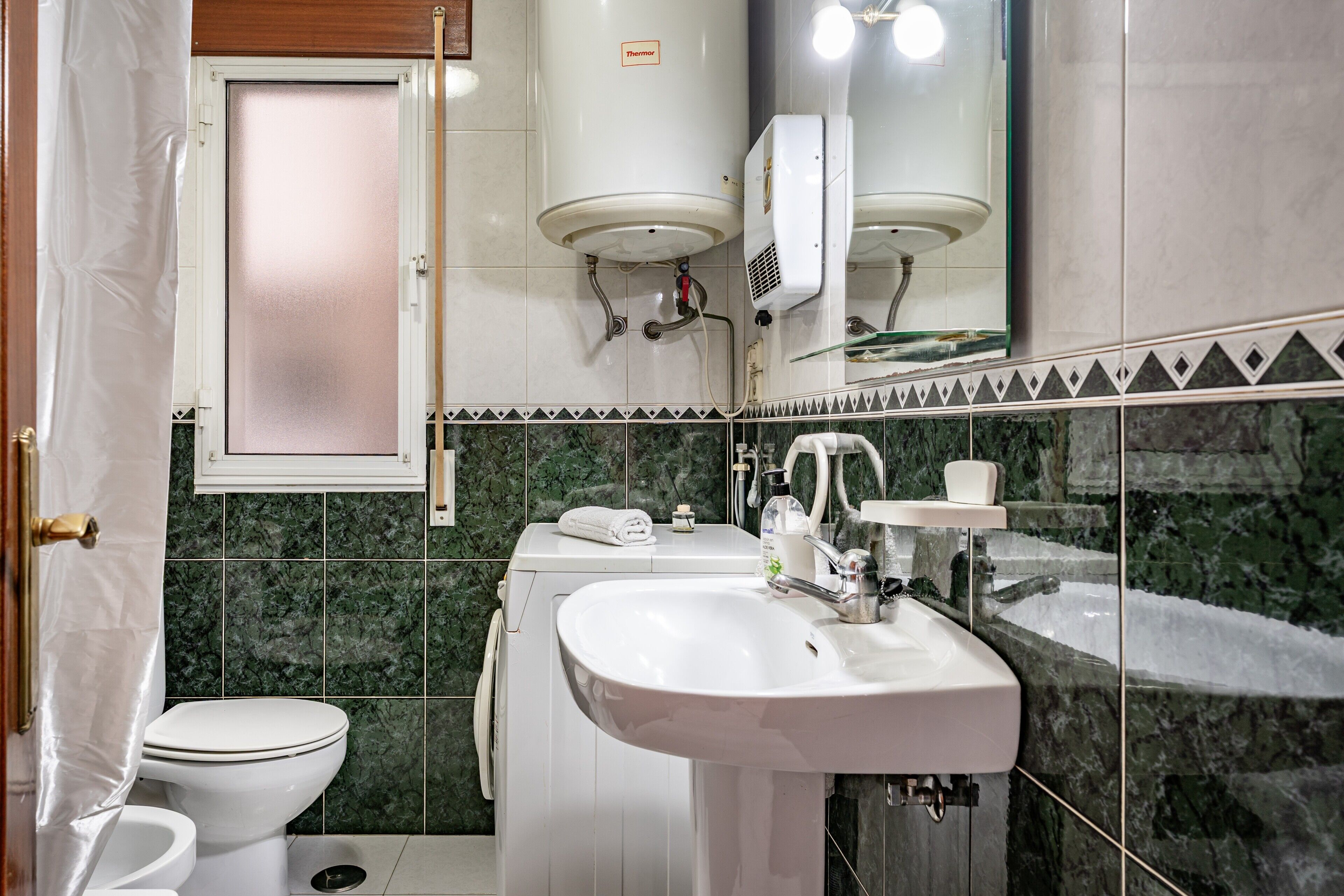 Dusj, hårføner og håndklær