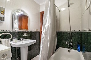 Douche, sèche-cheveux, serviettes fournies