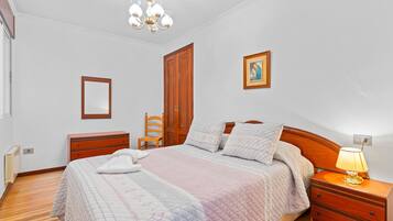 2 slaapkamers, een strijkplank/strijkijzer, beddengoed