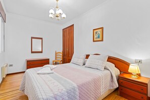 2 bedrooms, iron/ironing board, bed sheets