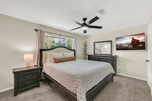 3 soverom, skrivebord, strykejern/-brett og reiseseng for barn