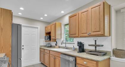NEW! Cozy Single Story 3BR in The Woodlands | Pet Friendly, Yard, Workspace, Great Location