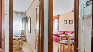 Habitación de hotel con cama, escritorio, silla, mesa de comedor, sofá y teléfono.