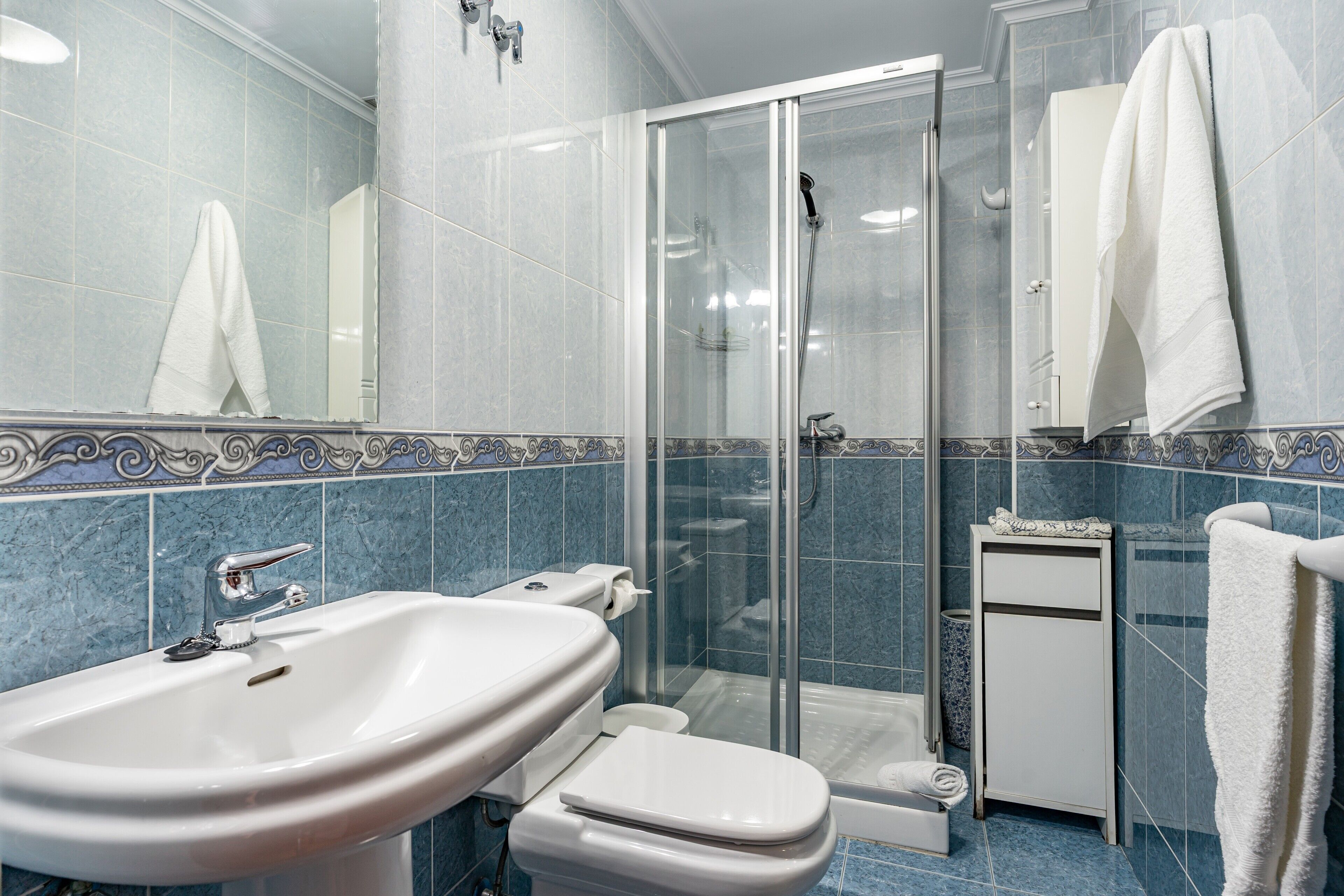 Douche, sèche-cheveux, serviettes fournies