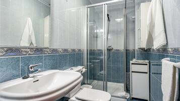 Douche, sèche-cheveux, serviettes fournies