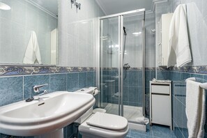 Douche, séchoir à cheveux, serviettes fournies