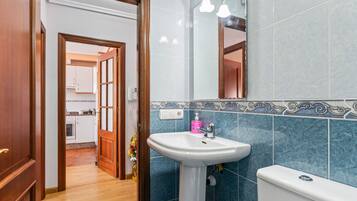 Douche, sĂšche-cheveux, serviettes fournies