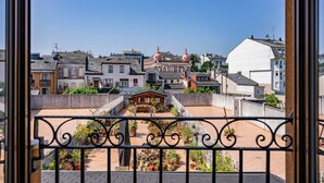 Zona residencial con una mezcla de arquitectura moderna y tradicional, incluyendo un edificio destacado con cúpulas.