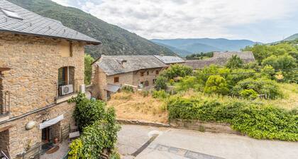 Chalet 'Cambuleta En La Bastida' with Mountain Views, Balcony and Wi-Fi