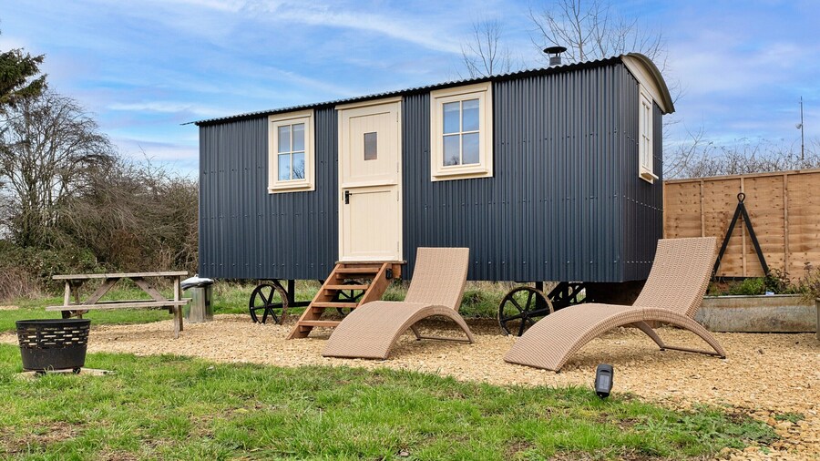 Glamping in Northamptonshire Near Cotswolds