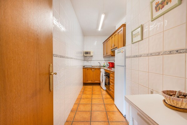 Køleskab, mikrobølgeovn, ovn, kogeplade