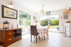 Dining - Spacious holiday home 200 m from the beach with terrace, private garden and Wi-Fi - Ste Marine (Combrit)