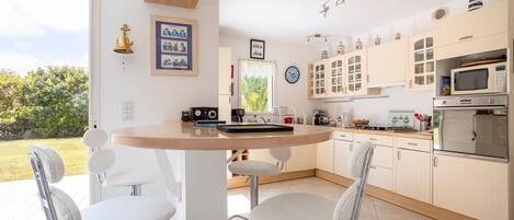 ثلاجة، ميكروويف، فرن، موقد طهي مسطح