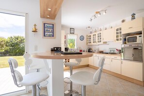 Fridge, microwave, oven, stovetop - Spacious holiday home 200 m from the beach with terrace, private garden and Wi-Fi - Ste Marine (Combrit)