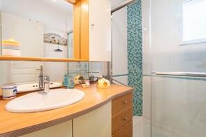 Dusche, Haartrockner, Handtücher