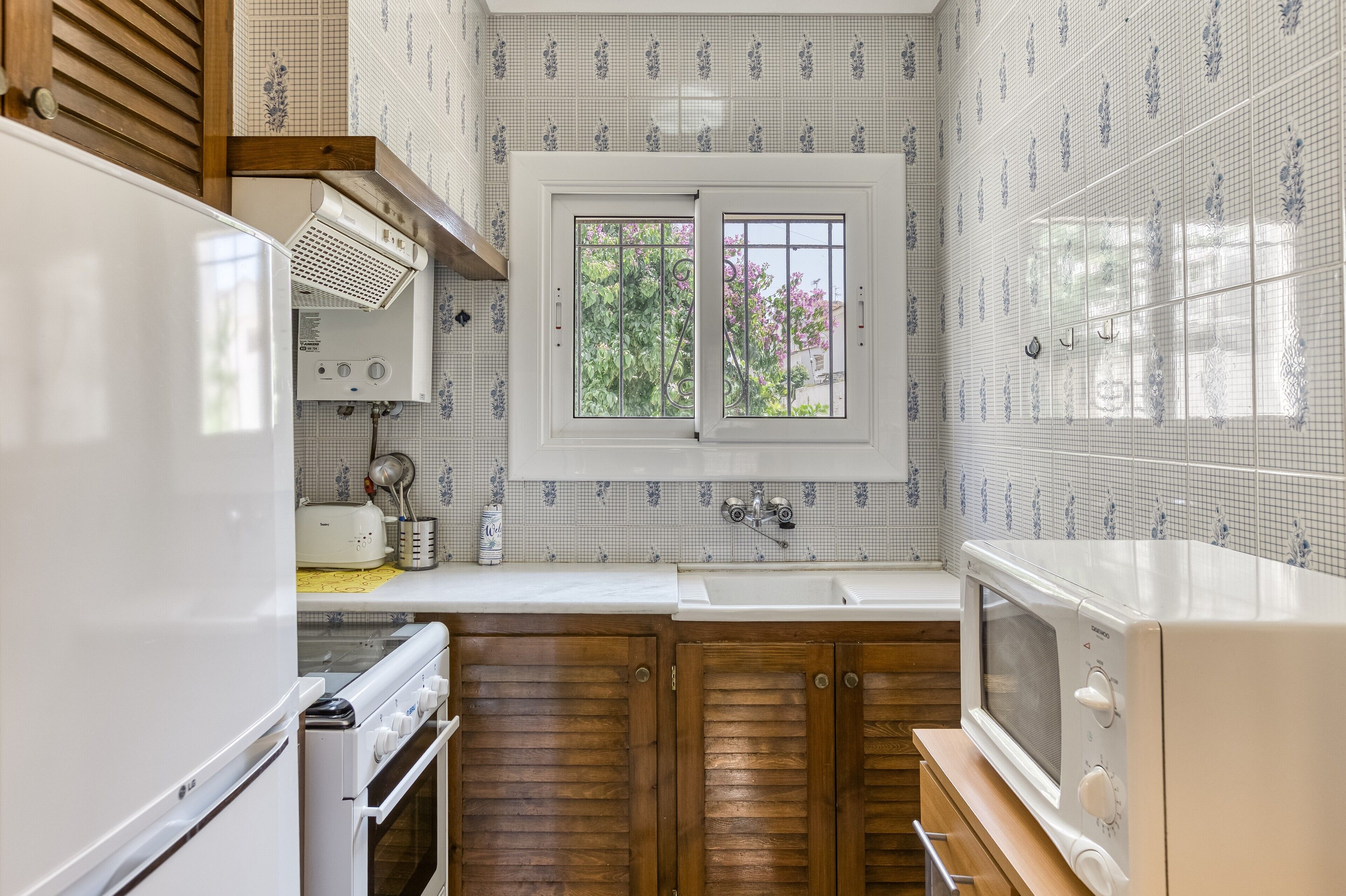 Fridge, oven, stovetop, coffee/tea maker