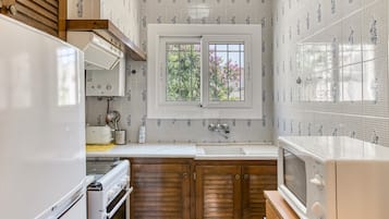 Refrigerador, horno, parrilla de estufa y cafetera y tetera