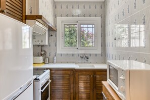 Fridge, oven, stovetop, coffee/tea maker - Holiday Home 'Palau 100m Playa' with Private Terrace and Wi-Fi (L'Escala)