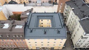 Un edificio a più piani con un cortile centrale, circondato da altri edifici.