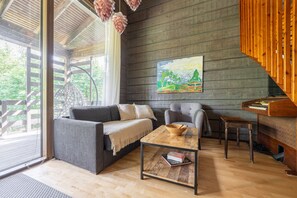 TV, fireplace, books - Cozy Cabin with Hot Tub and Private Sauna Close to the Tahko Ski Slopes (Tahko)
