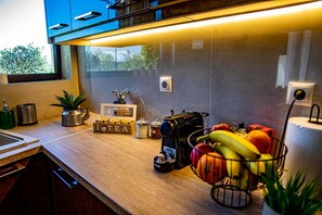 Kjøleskap, mikrobølgeovn, ovn og kokeplater