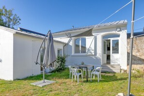 Outdoor dining - Villa 'Marais Salants 350m De La Mer' with Wi-Fi (Batz-sur-Mer)