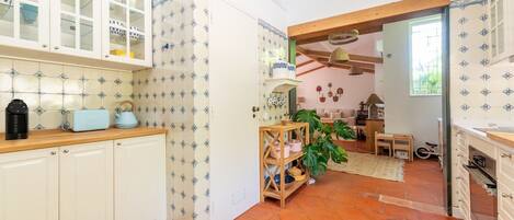 Réfrigérateur, four, lave-vaisselle, cafetière/bouilloire