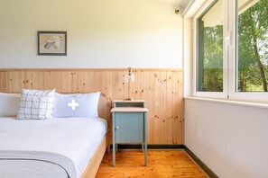 مكواة/لوح كي وخدمة الإنترنت وملاءات أسرّة