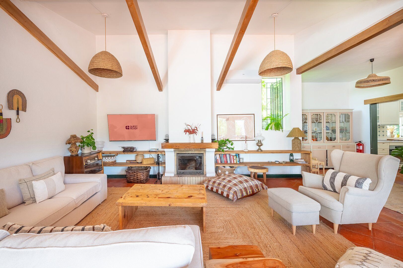 Een televisie en een open haard