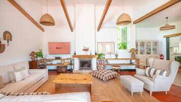 Een televisie en een open haard