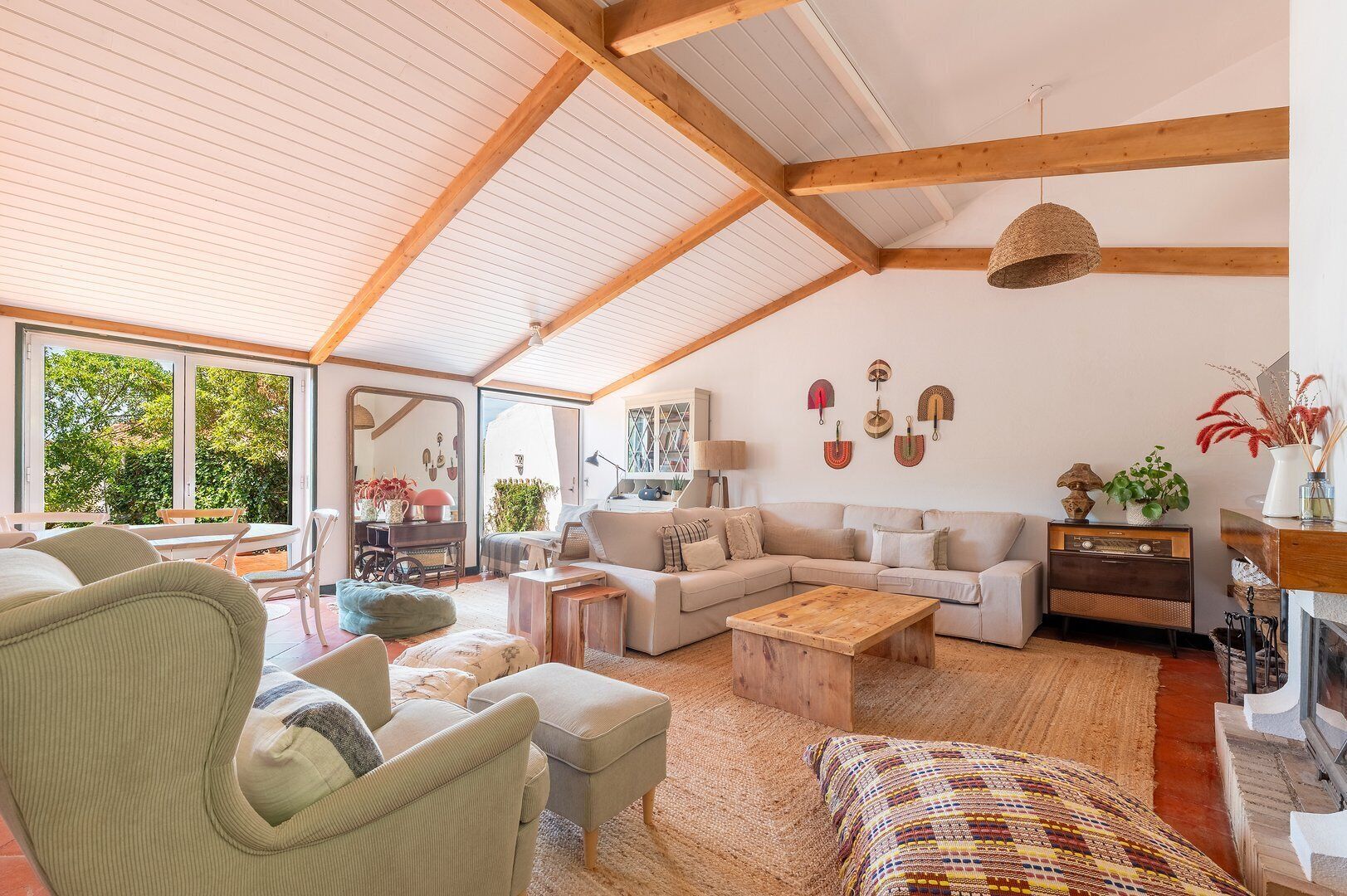 Een televisie en een open haard