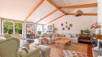 Een televisie en een open haard