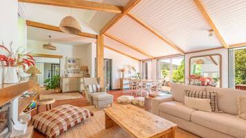 Een televisie en een open haard