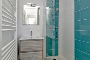 Shower - Villa 'La  Bleue À 350m De La Mer' with Wi-Fi (Batz-sur-Mer)