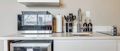 冷蔵庫、電子レンジ、コーヒー / ティーメーカー、調理器具と食器